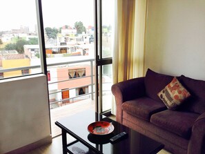 Habitación, 1 cama doble | Zona de estar | Televisión de pantalla plana de 32 pulgadas con canales por cable