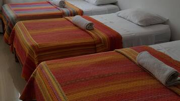 Habitación (Triple 3 Camas) | Tabla de planchar con plancha, cunas gratuitas y wifi gratis