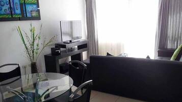 Habitación familiar (Sextuple 2 Double and 2 Single Beds) | Sala de estar | Televisión de pantalla plana de 32 pulgadas con canales por cable