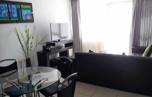 Habitación familiar (Sextuple 2 Double and 2 Single Beds) | Sala de estar | Televisión de pantalla plana de 32 pulgadas con canales por cable
