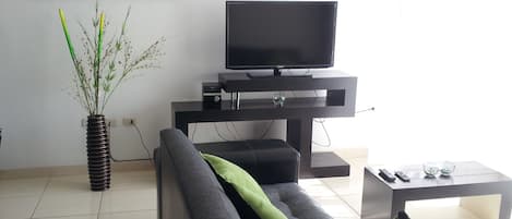 Habitación familiar (Sextuple 2 Double and 2 Single Beds) | Área de sala de estar | Televisión de pantalla plana de 32 pulgadas con canales por cable 