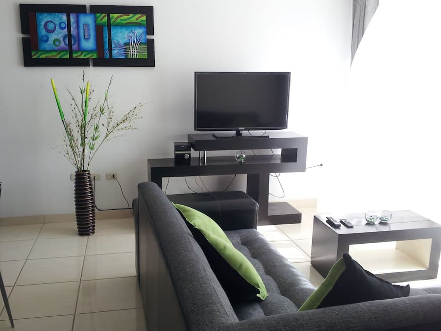 Familjerum (Sextuple 2 Double and 2 Single Beds) | Vardagsrum | 32-tums platt-tv med kabelkanaler och tv