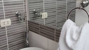 Habitación, 1 cama doble | Baño | Ducha, artículos de higiene personal gratuitos y secador de pelo