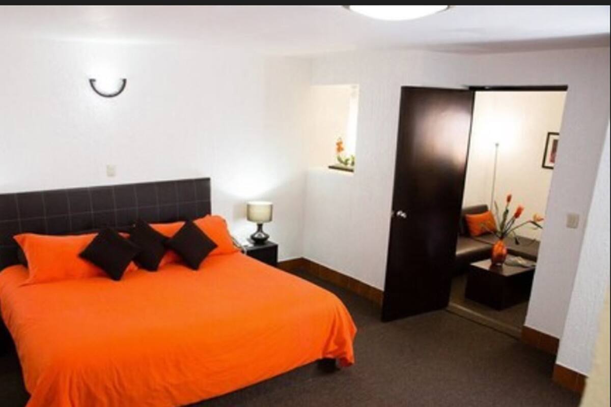 Habitación, 1 cama de matrimonio grande | Caja fuerte, escritorio, tabla de planchar con plancha y wifi gratis