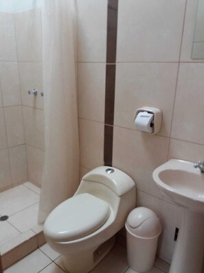 Shower, towels - Aputinya B&B (Ollantaytambo)