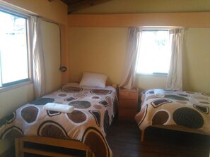 Kamar Twin, 2 Tempat Tidur Twin | Brankas, setrika/meja setrika, dan Wi-Fi gratis