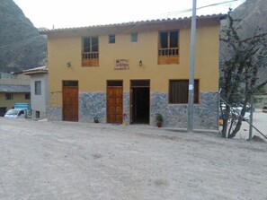 Front of property - Aputinya B&B (Ollantaytambo)