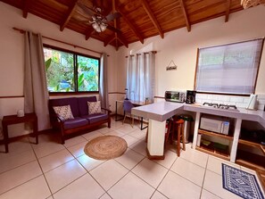 Villa Carambola | 専用キッチン | 大型冷蔵庫、電子レンジ、オーブン、コンロ