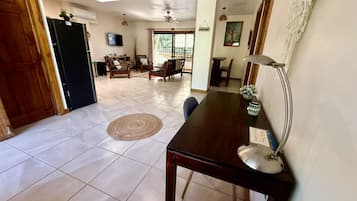 Villa Almendro | Oleskelualue | 32–tuumainen LED-televisio, jossa digitaalikanavat