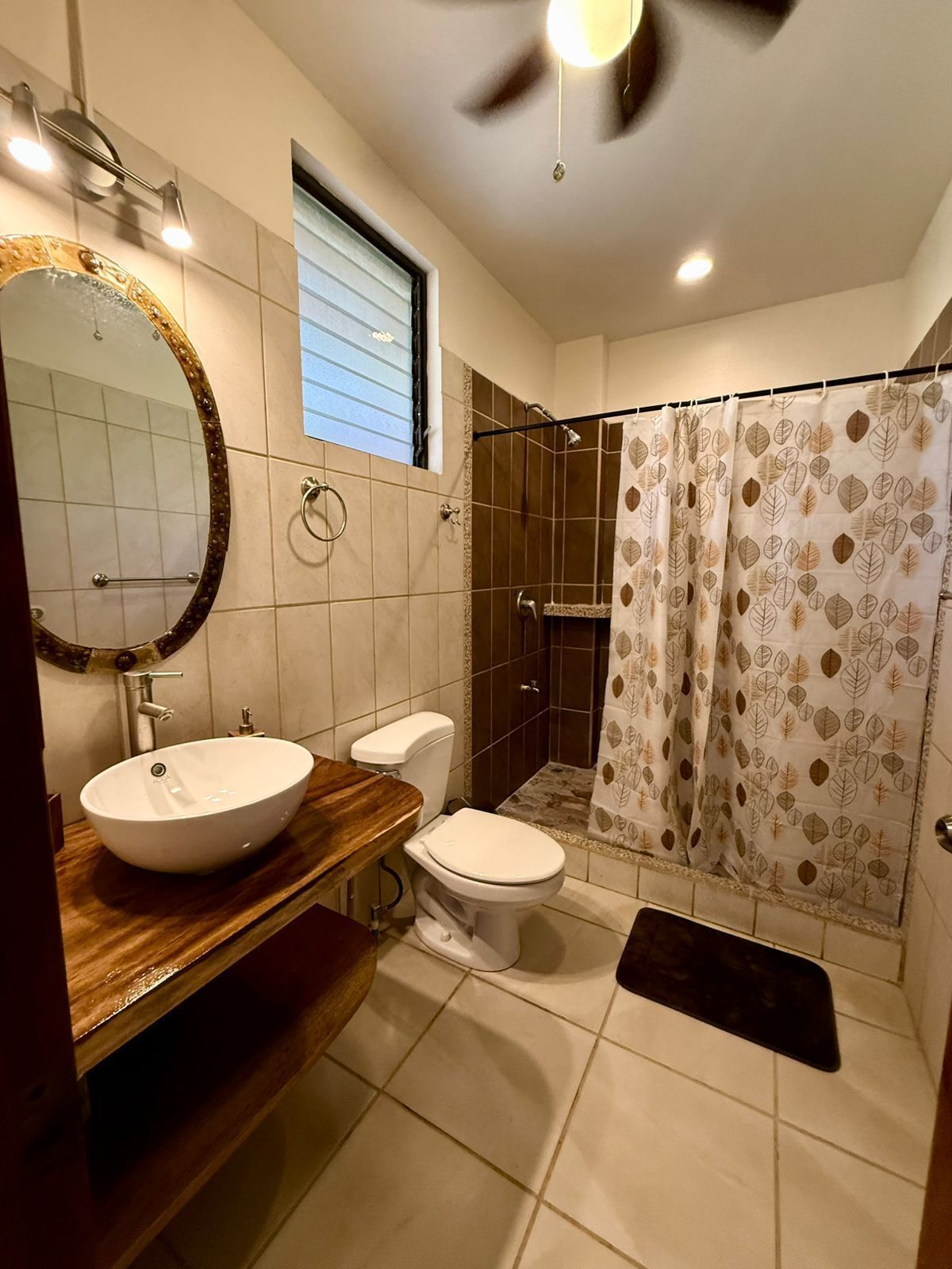 Villa Almendro | ห้องน้ำ | ฝักบัว, ผ้าเช็ดตัว