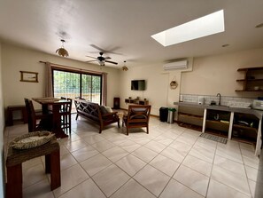 Villa Amapola | บริเวณนั่งเล่น | ทีวีจอแอลอีดี 32 นิ้ว พร้อมช่องดิจิตอล