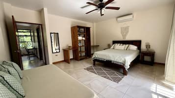 Villa Amapola | Cofres nos quartos, individualmente decorados