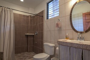 Villa Amapola | Baño | Ducha y toallas