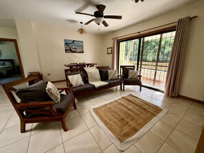 Villa Amapola | Living area | 32-inch LED TV with digital channels - Villas Solar (Cóbano)