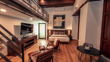 Habitación doble presidencial, tina | Área de sala de estar | Smart TV de 42 pulgadas con canales por cable, televisión y chimenea