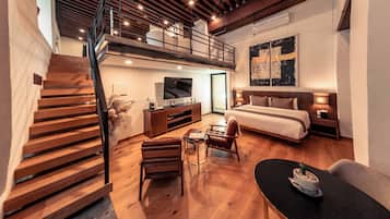 Habitación doble presidencial, tina | Área de sala de estar | Smart TV de 42 pulgadas con canales por cable, televisión y chimenea