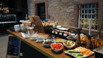 Kontinental frukost varje dag (EUR 19.5 per person)