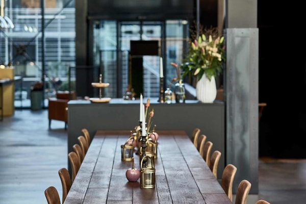 Lunch and dinner served, international cuisine