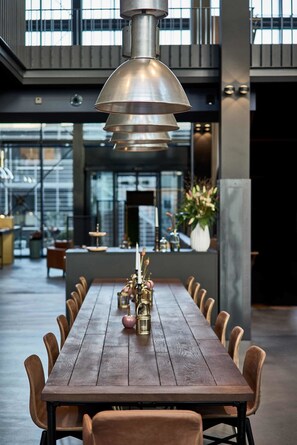 Serveert lunch en diner, internationale gerechten