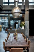 Lunch and dinner served, international cuisine