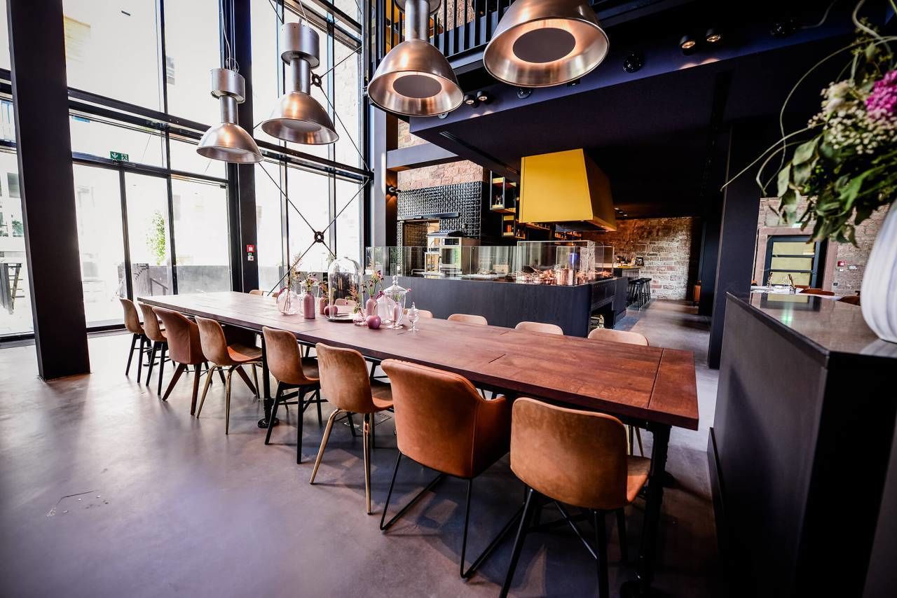 lunch and dinner served, international cuisine