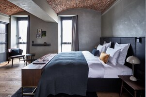 Ropa de cama de alta calidad, minibar, caja fuerte y escritorio