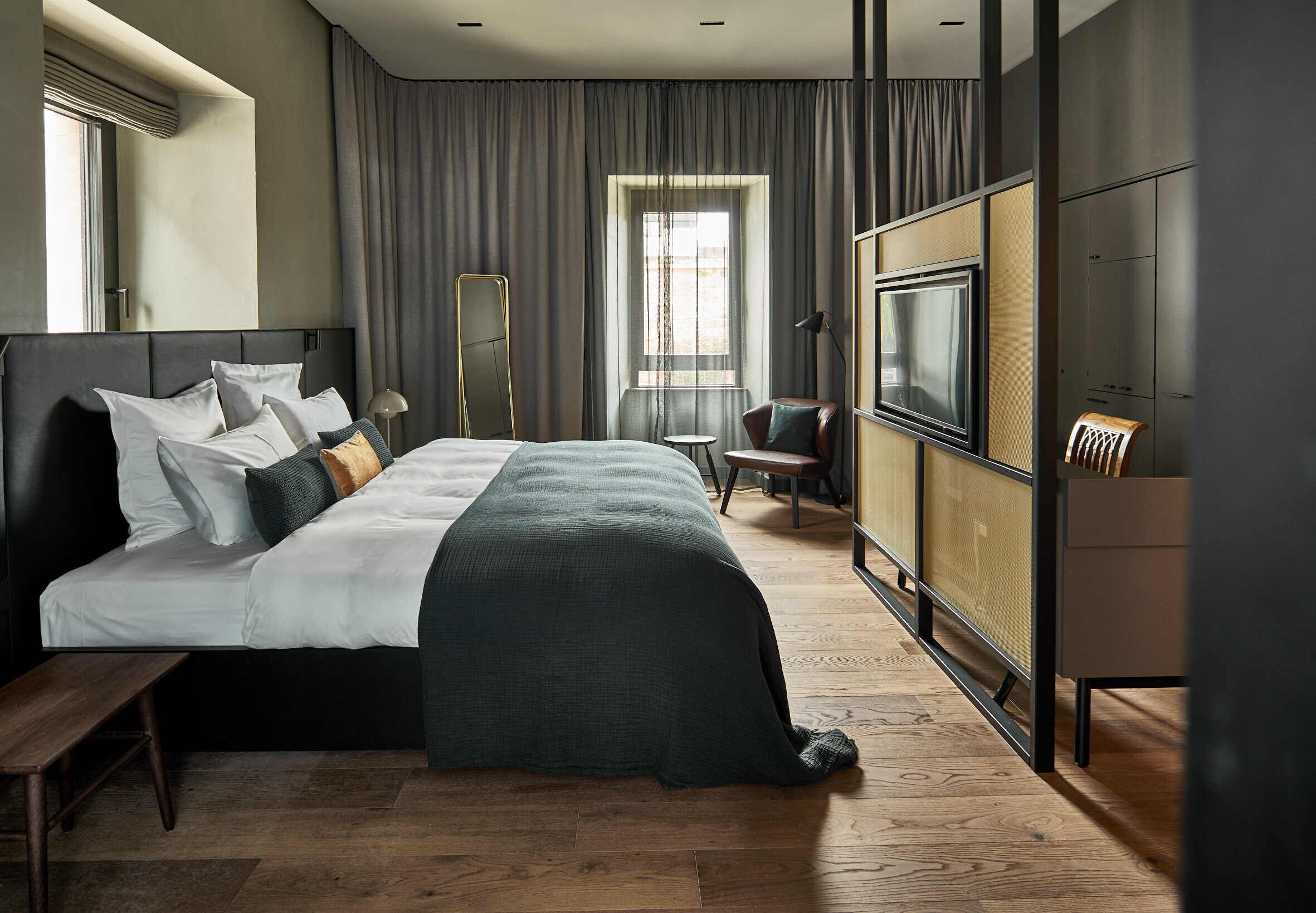 executive room, 1 king bed | premium bedding, minibar, in-room safe, desk