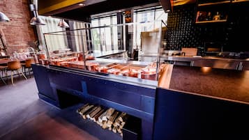 Se sirven comidas, cenas y cocina internacional