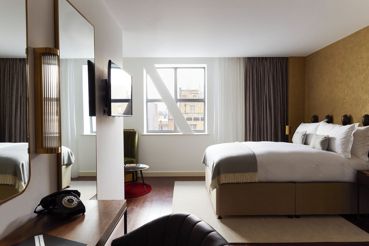 Standaard kamer, 1 queensize bed, toegankelijk voor mindervaliden | Luxe beddengoed, een kluis op de kamer, een bureau, geluiddichte muren