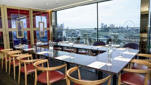 Ein Konferenzraum mit Blick auf die Stadt, großen Fenstern und moderner Einrichtung.