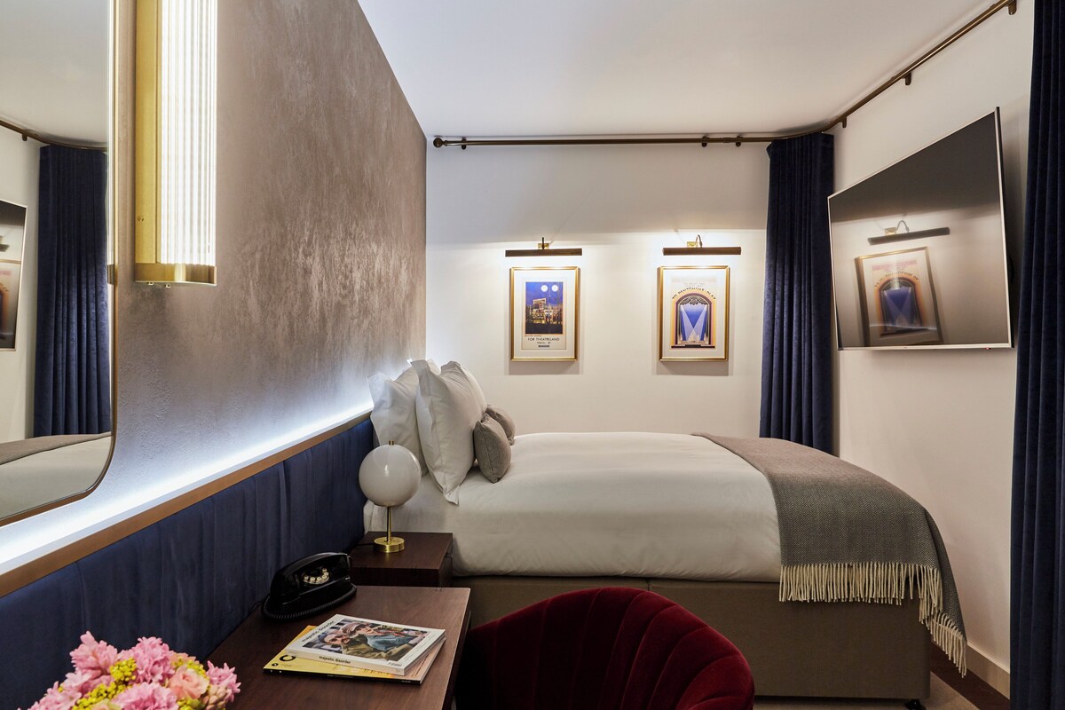 Luxe beddengoed, een kluis op de kamer, een bureau, geluiddichte muren