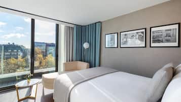 Quarto premium, 1 cama Queen, sacada, vista para a cidade | Roupas de cama premium, cofres nos quartos, escrivaninha