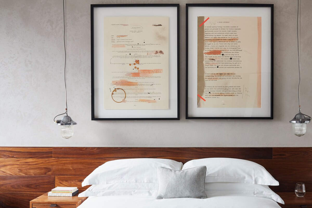 Luxe beddengoed, een kluis op de kamer, een bureau, geluiddichte muren