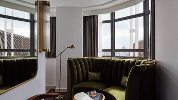 Quarto premium, 1 cama Queen, vista para a cidade | Comodidades do quarto