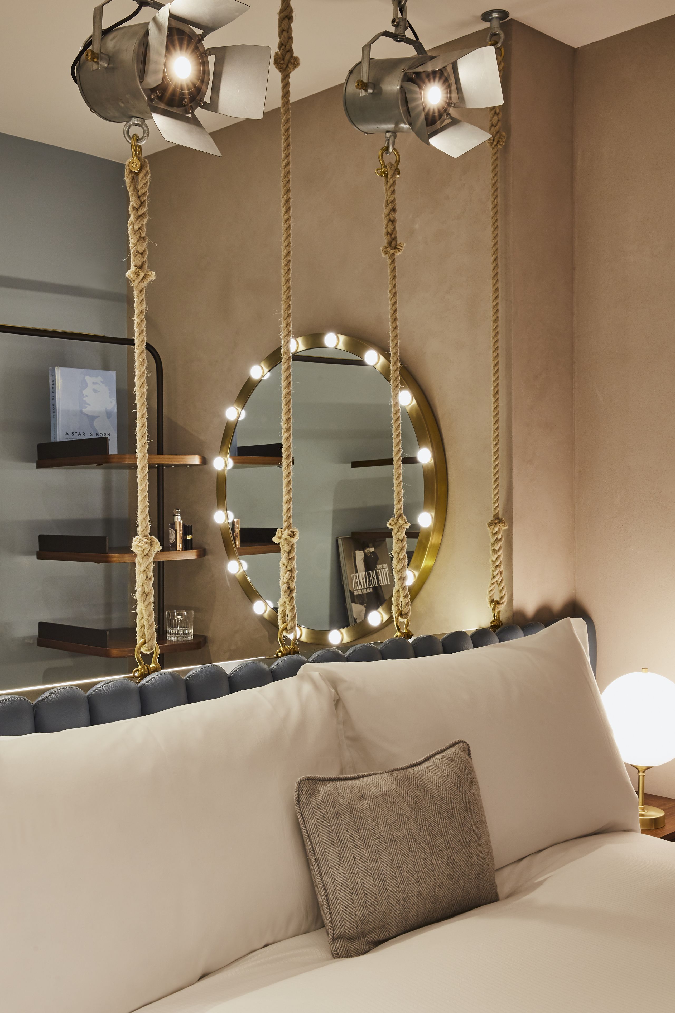 Premium-Zimmer, 1 Queen-Bett, Stadtblick | Hochwertige Bettwaren, Zimmersafe, Schreibtisch, schallisolierte Zimmer