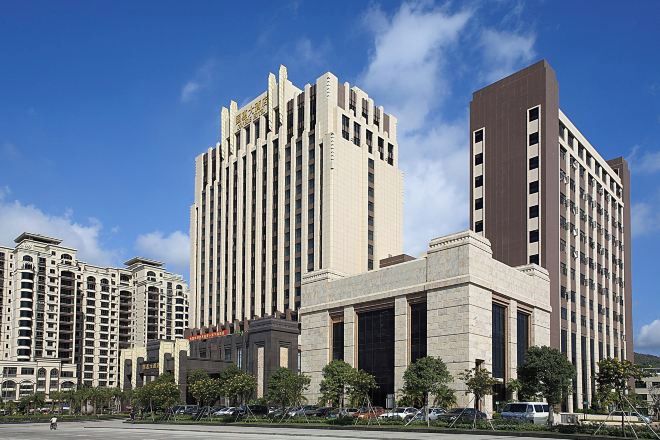 Un edificio moderno con una entrada central y varios pisos.