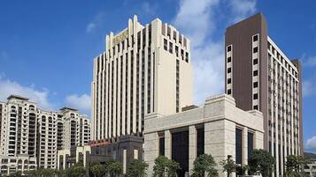 Un edificio moderno con una entrada central y varios pisos.
