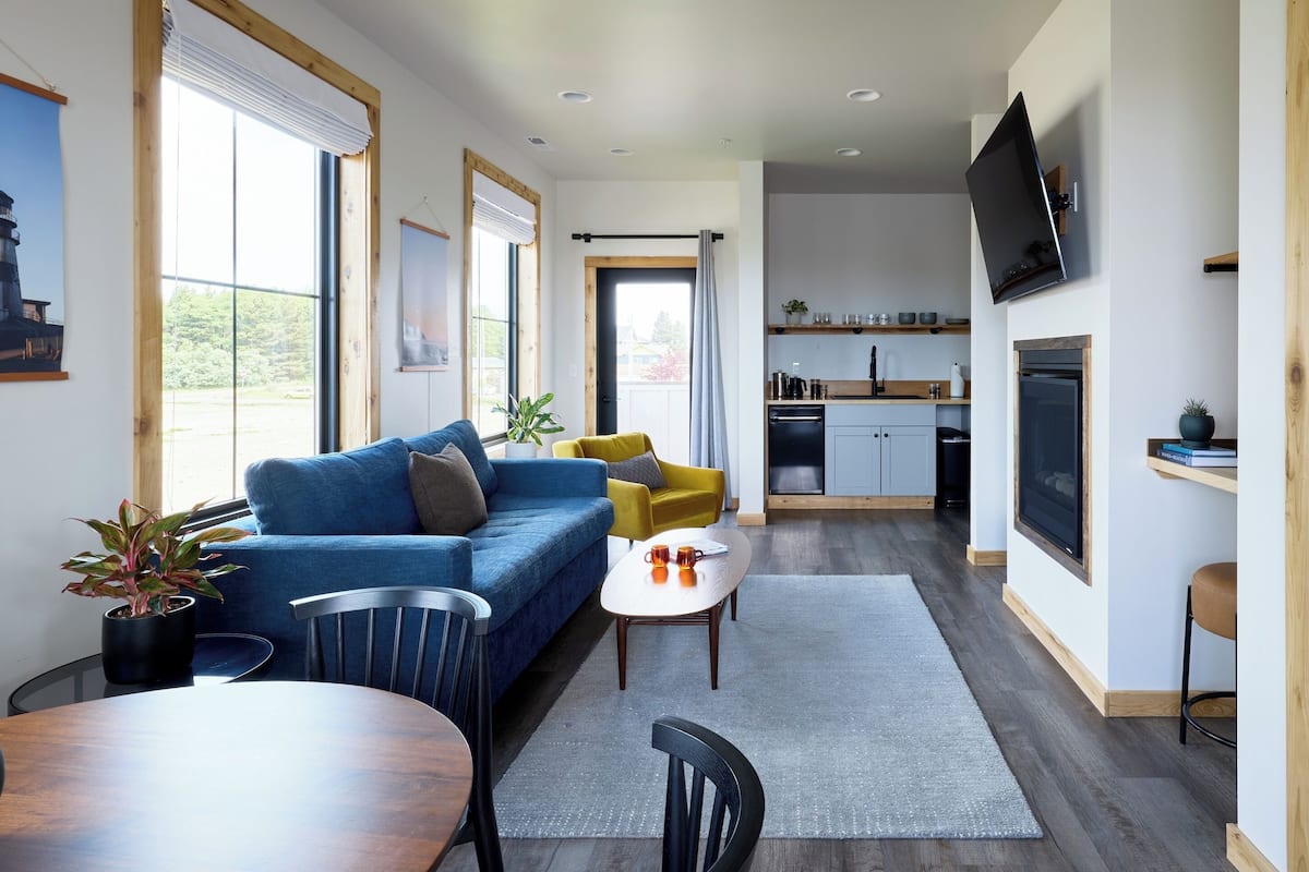 deluxe suite, 1 bedroom, kitchen | living area | 50-inch flat-screen tv with cable channels, tv, fireplace
