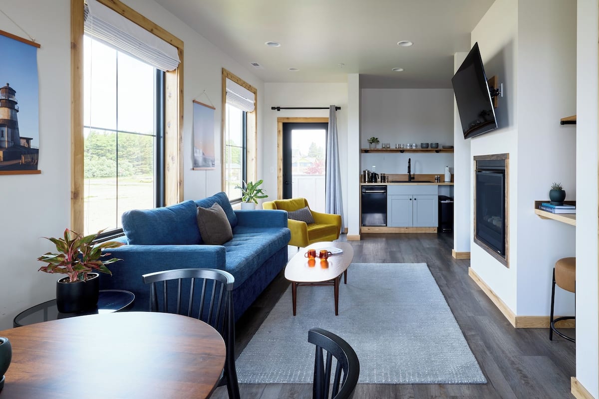 Suite Deluxe, 1 habitación, cocina | Área de sala de estar | Televisión de pantalla plana, chimenea y reproductor de DVD