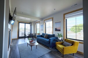 Televisión de pantalla plana, chimenea, reproductor de DVD