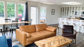 Deluxe Three Bedroom with Kitchen | Individually decorated, individually furnished, free WiFi, bed sheets