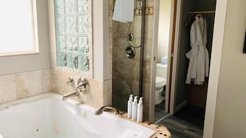 Deluxe Three Bedroom with Kitchen | Jetted tub
