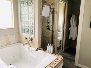 Deluxe Three Bedroom with Kitchen | 按摩浴缸