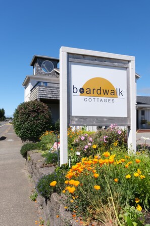 Exterior - Boardwalk Cottages (Long Beach)