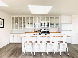 Microondas, cafetera/tetera, tetera/pava eléctrica, utensilios de cocina