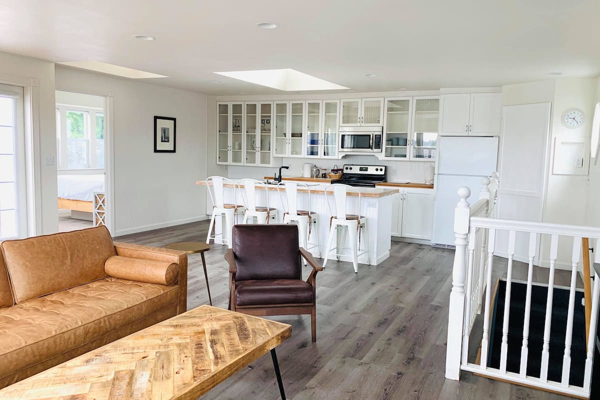 deluxe three bedroom with kitchen | living area | 50-inch flat-screen tv with cable channels, tv, fireplace