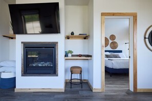Deluxe Suite, 1 Bedroom, Kitchen | Individually decorated, individually furnished, free WiFi, bed sheets - Boardwalk Cottages (Long Beach)