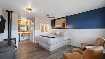 Deluxe Studio with Jetted Tub | 2 habitaciones, decoración personalizada y muebles diferentes