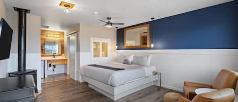 Deluxe Studio with Jetted Tub | 2 bedrooms, individually decorated, individually furnished, free WiFi