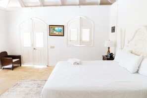 Superior-Zimmer, 1 King-Bett, Meerblick | Individuell dekoriert, individuell eingerichtet, Bügeleisen/Bügelbrett
